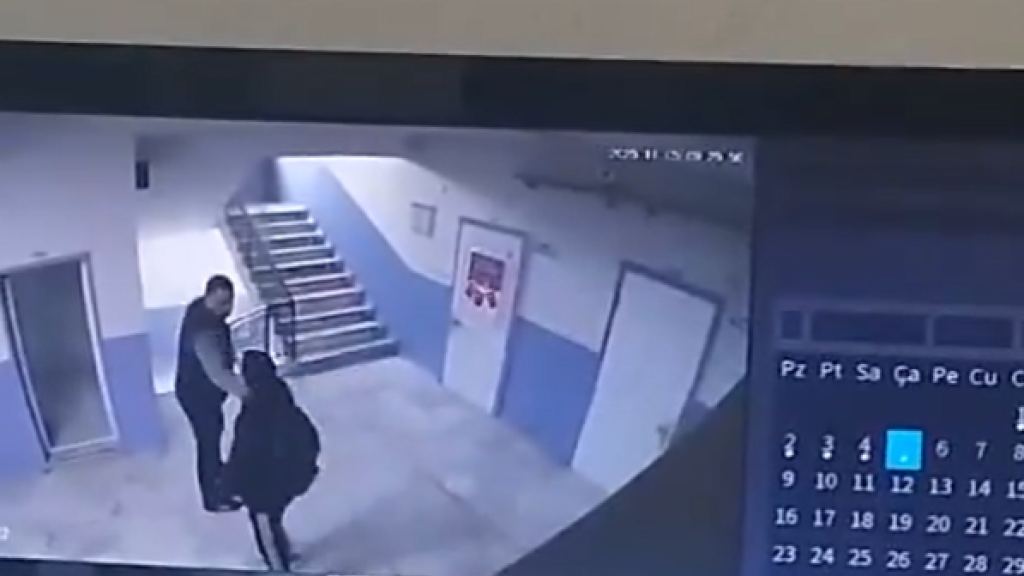 مدير مدرسة يدفع طالبًا مصاباً بالتوحّد من على السلالم!