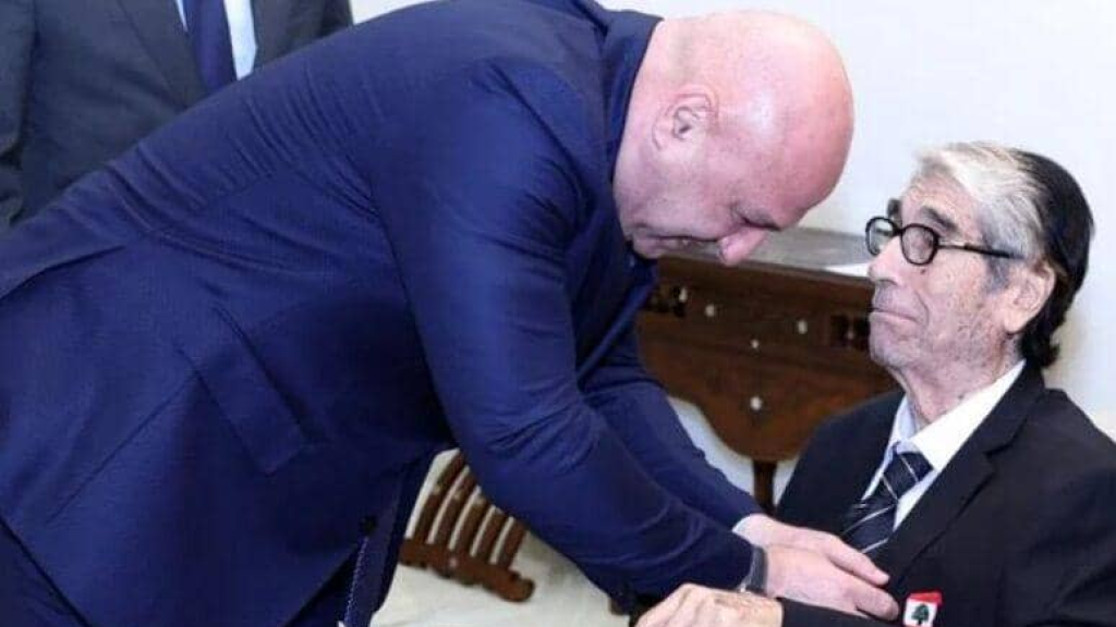 عون قلّّد صلاح تيزاني وسام الاستحقاق اللبناني الفضي