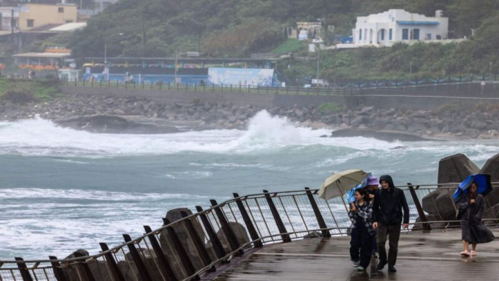 إجلاء آلالاف من تايوان قبيل وصول إعصار فونع وونغ (فيديو)