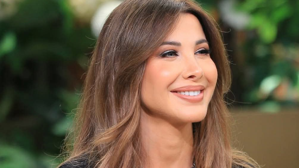 نانسي عجرم تخطف الأنظار بإطلالة ذهبية راقية في القاهرة