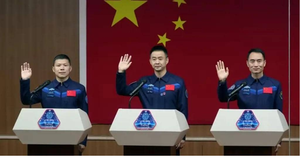 بعد أن علقوا في الفضاء… عودة روّاد صينيين إلى الأرض