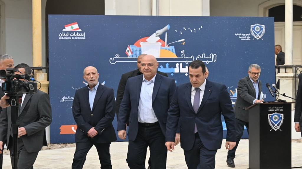 رئيس الجمهورية يلمّح إلى معوض ومخزومي: مواقف “سوداء” في واشنطن تسيء إلى لبنان