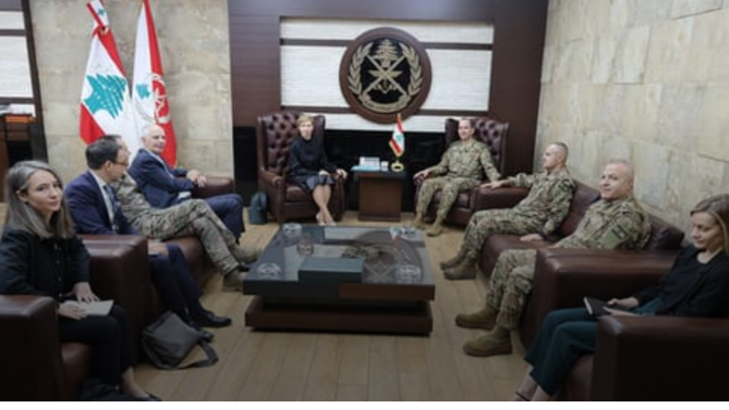 قائد الجيش عرض مع وفد فرنسي العمل على تطبيق اتفاق وقف الأعمال العدائية