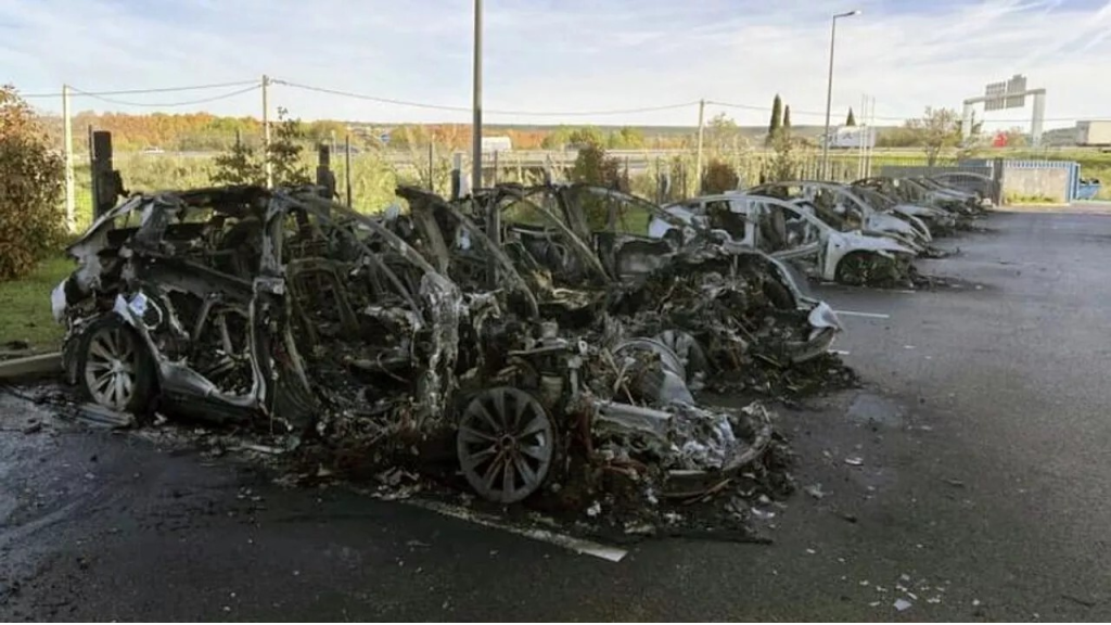 النيران تلتهم أكثر من 20 سيارة تسلا في مرآب وكالة لبيع السيارات في فرنسا ـ فيديو