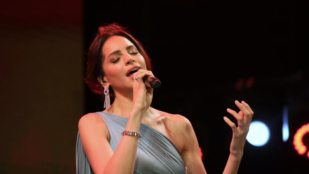 امال ماهر تخطف الأنظار بإطلالة راقية بتوقيع زياد نكد