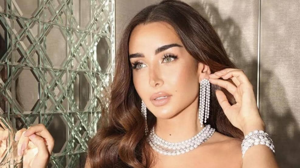 هنا الزاهد سفيرة مجوهرات عالمية تتألق بالأبيض في دبي