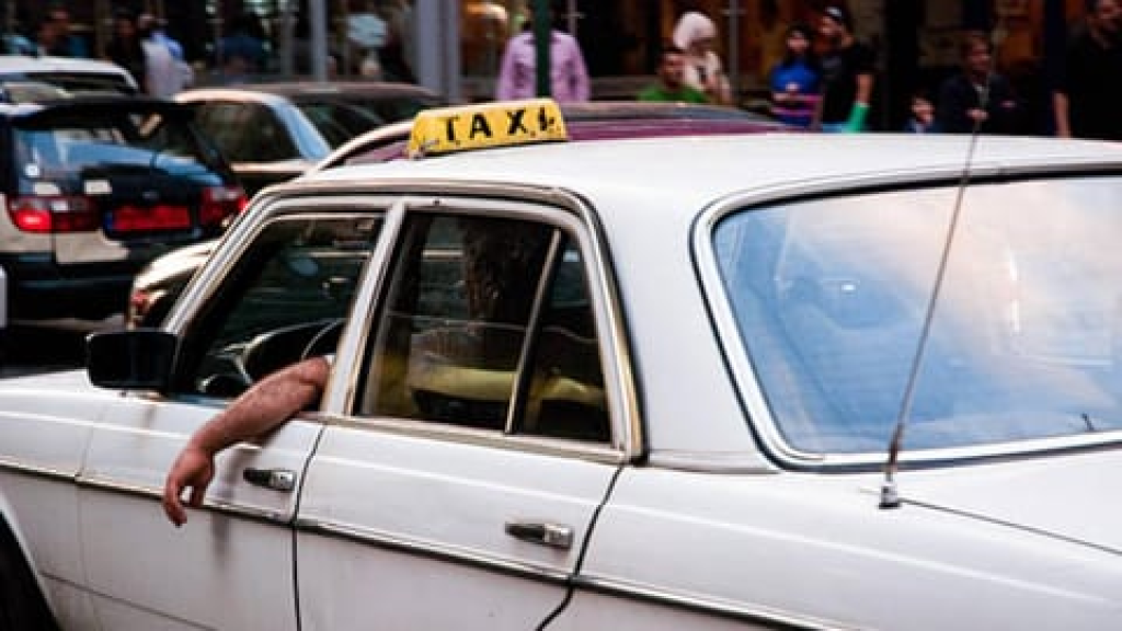 لوحتان للسيّارة ورخصة سوق عمومية مزوّرة!