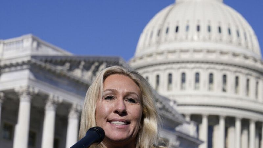 “بعد وصفها بالمجنونة”.. ترامب يتهم النائبة الجمهورية غرين بالخيانة