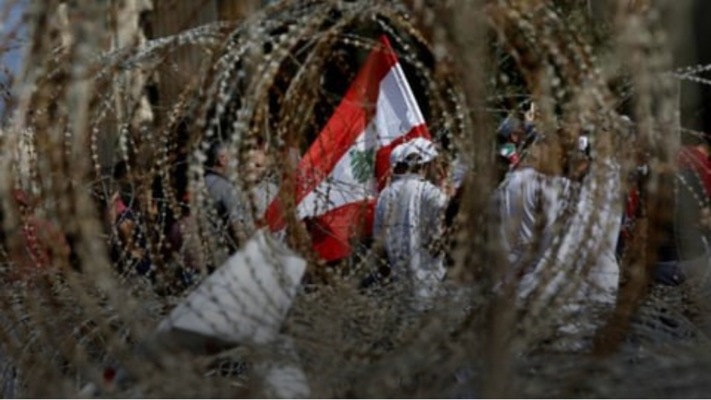 لبنان في عنق الزجاجة... طاولة اختبار وعاصفة متشابكة