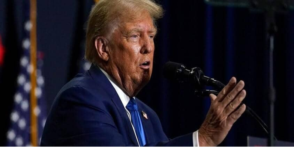 صحفي بارز يفجر قنبلة إعلامية عن معاشرة ترامب لمساعدته السابقة خلال غياب ميلانيا