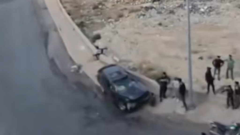 نجاة امرأة حامل بعد سقوط سيارتها من جسر في ضاحية قدسيا بدمشق (فيديو)