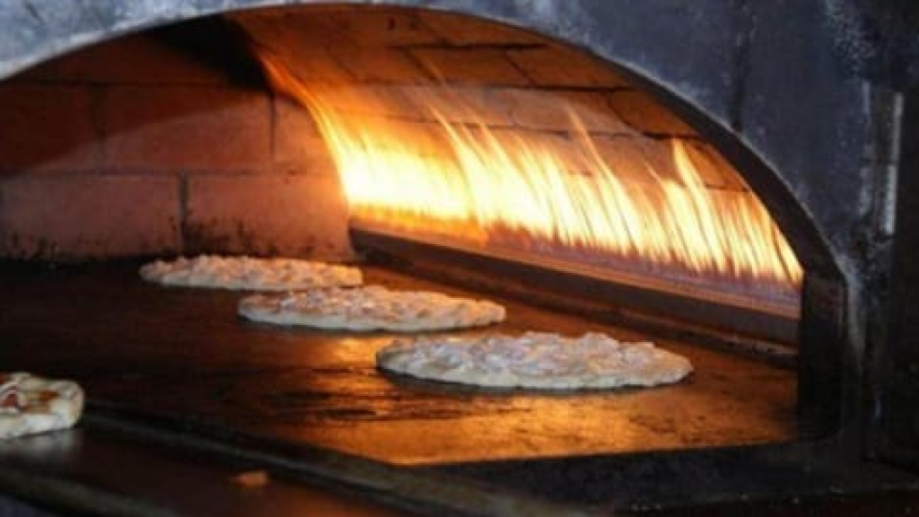 إقفال فرن كعك بالشمع الأحمر