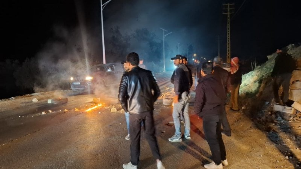 عرسال تحت الضغط… أصحاب الشاحنات يقفلون الطريق احتجاجًا على مصادرتها