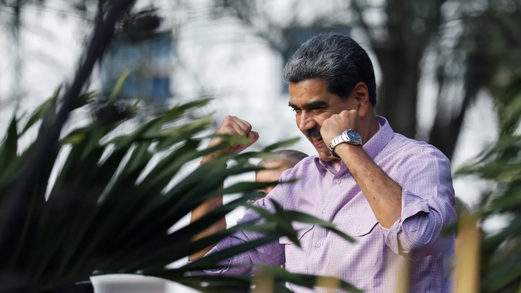 مفتول العضلات ويرتدي زيًا.. دعاية فنزويلية تصور مادورو كبطل خارق  (فيديو)