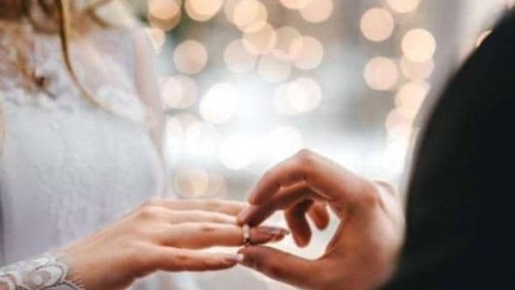 الزواج.. عريس جزائري يترك قاعات الأفراح ويختار مشاركة فرحته مع المحتاجين في يوم زفافه