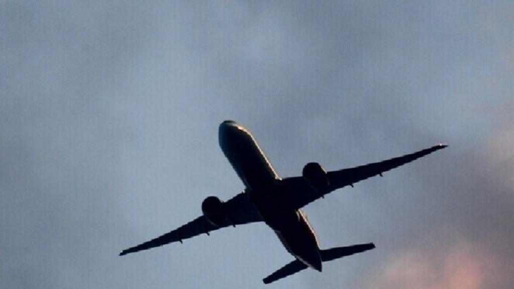 عقوبة تصل إلى 38 عاما بانتظار أمريكية بتهمة الاعتداء على مضيفات طيران خلال رحلة جوية