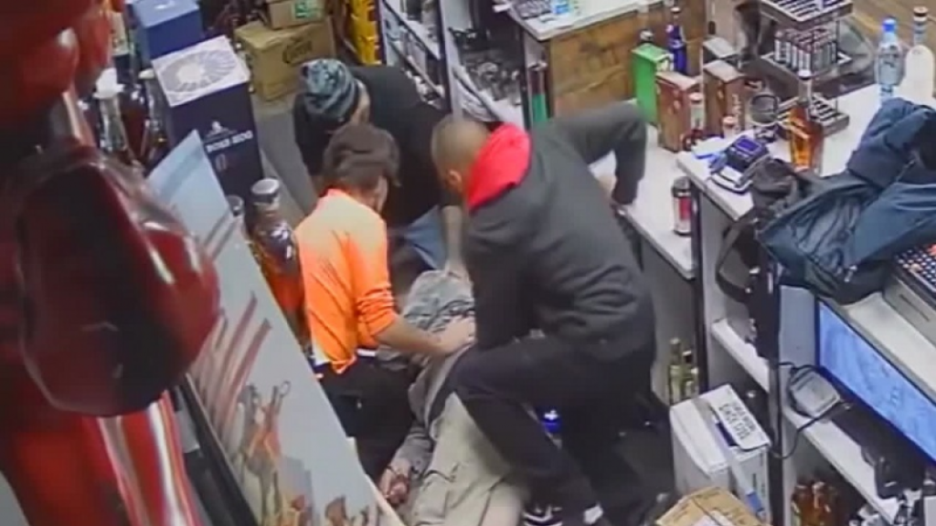 بائع ينهار بنوبة قلبية… وكاميرا تكشف لصًا سرق متجره أثناء إسعافه