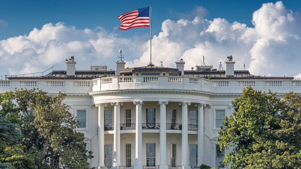 اجتماع مفاجئ مع جاسوس سابق... والبيت الأبيض يعلّق: لم تبلَّغ الإدارة باللقاء