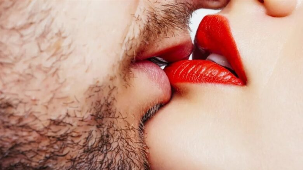 حقائق عن القُبلة الأولى في التاريخ.. دراسة تكشف 