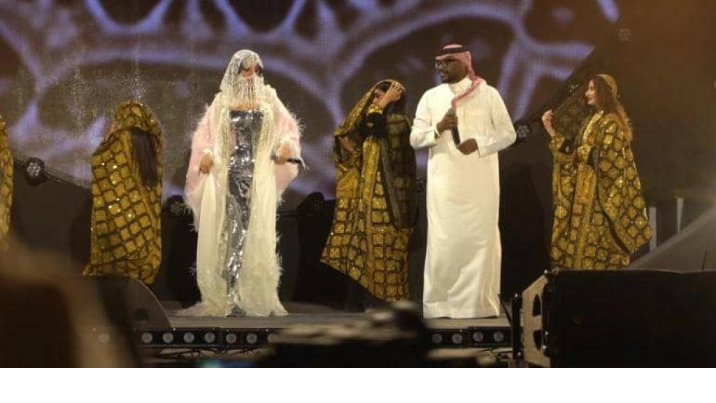 هيفاء وهبي بالبرقع والعباءة الوردية من رامي سلمون