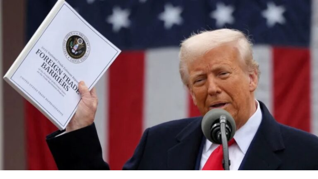 ترامب يتهم الديمقراطيين بالخيانة