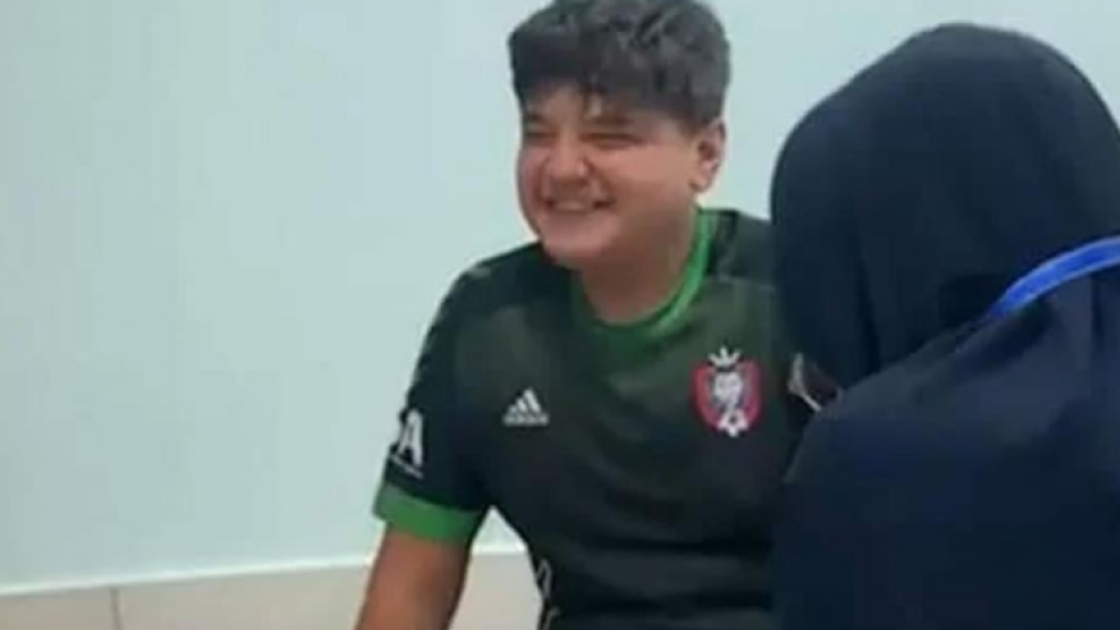 بالفيديو: موقف غريب وموجات من الضحك بعد ابتلاع فتى زموراً