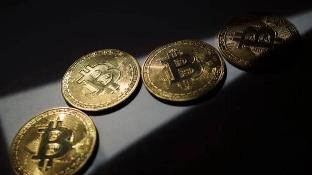 “بيتكوين” تتراجع متجهة نحو أسوأ أداء شهري منذ 2022