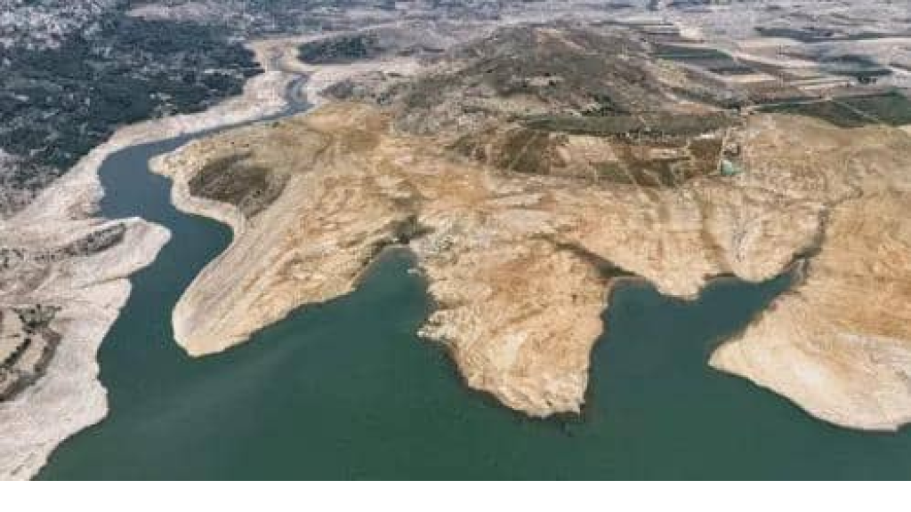 شح وتقنين شديد في المياه… هل الحل بتحلية مياه البحر؟