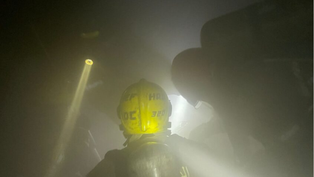 استمرار عمليات الإطفاء داخل معمل “الهوا تشيكن” – أنفه وانتشال 3 جثث