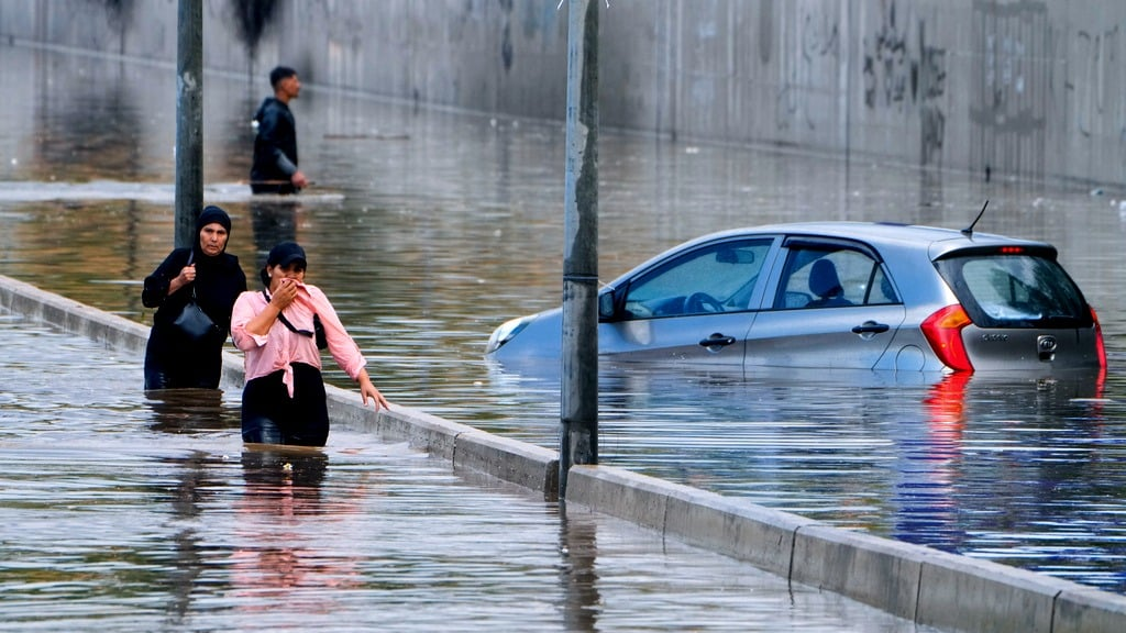 الطقس العاصف يشلّ الطرقات… خنيصر يبشّر بالخيرات ويكشف موعد انحسار المنخفض! (فيديو)