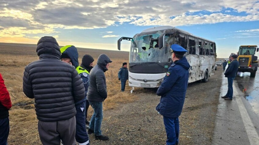انقلاب حافلة تقل أطفالا لاعبي كرة قدم على طريق سريع في مقاطعة تشيليابينسك الروسية (فيديو)