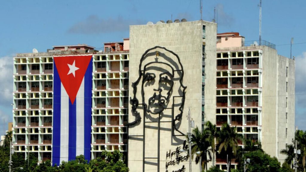 كوبا تدين إغلاق واشنطن المجال الجوي فوق فنزويلا وتصفه بـ
