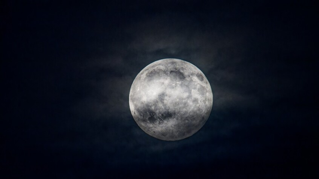 رائد فضاء روسي يتوقع اندلاع نزاع دولي شرس من أجل القمر