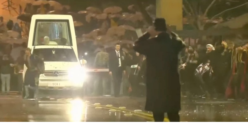 على الطريقة اللبنانية... استقبال شعبي مهيب للبابا تحت الأمطار (صور)