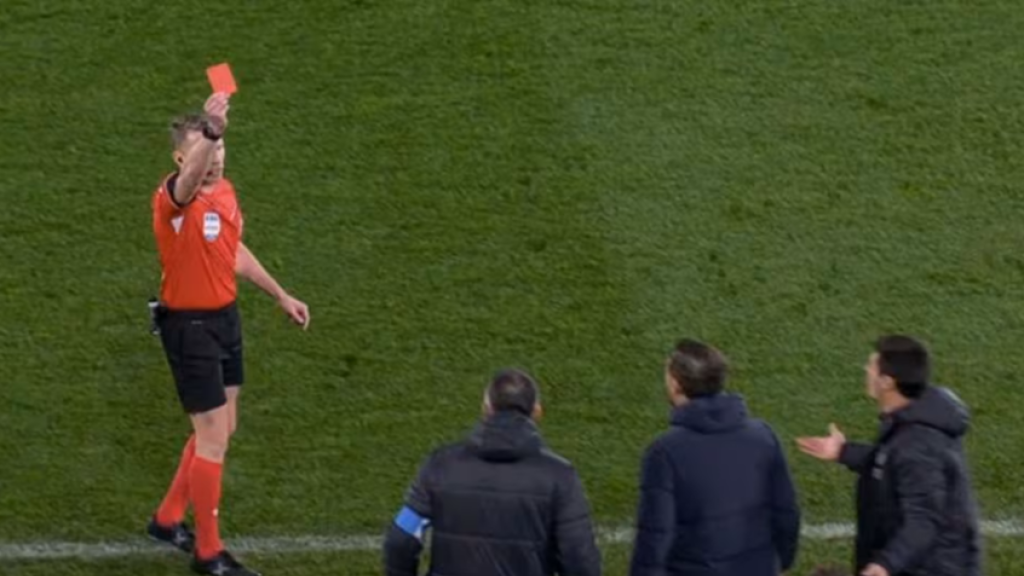 الحكم يطرد الحكم.. واقعة نادرة..