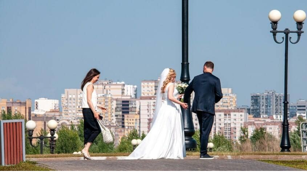 مأذون شرعي إماراتي: تدخل الأمهات يؤدي إلى تعثر زيجات كثيرة قبل أن تبدأ