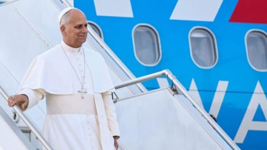 طائرة الرجاء تهبط في بيروت..