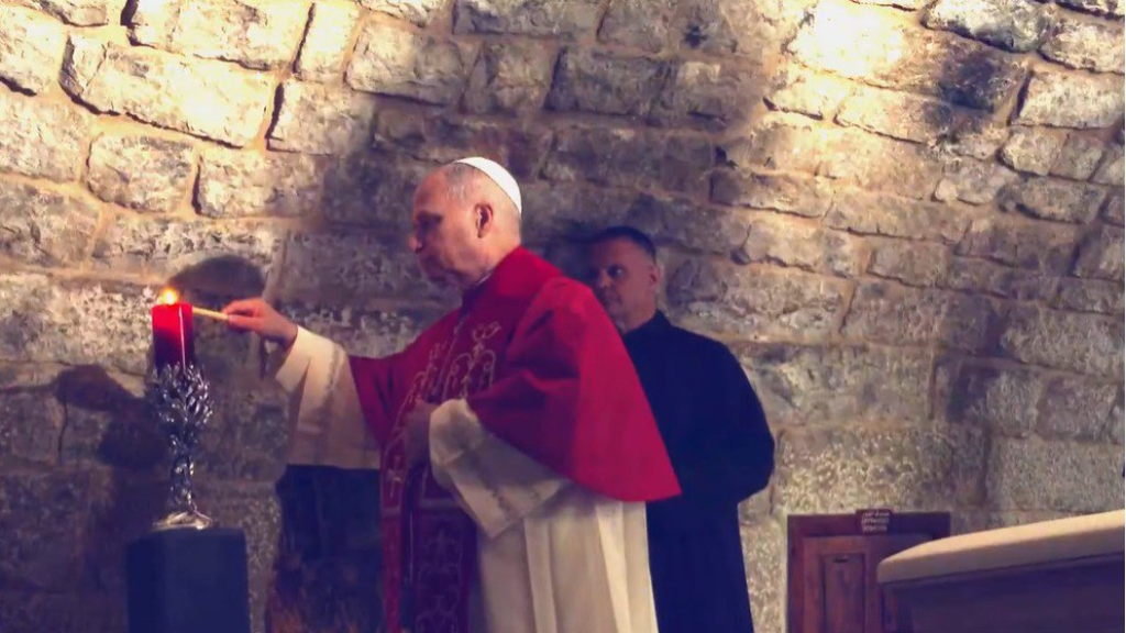 هذه هي هدية البابا إلى دير مار مارون عنايا- ضريح القديس شرب