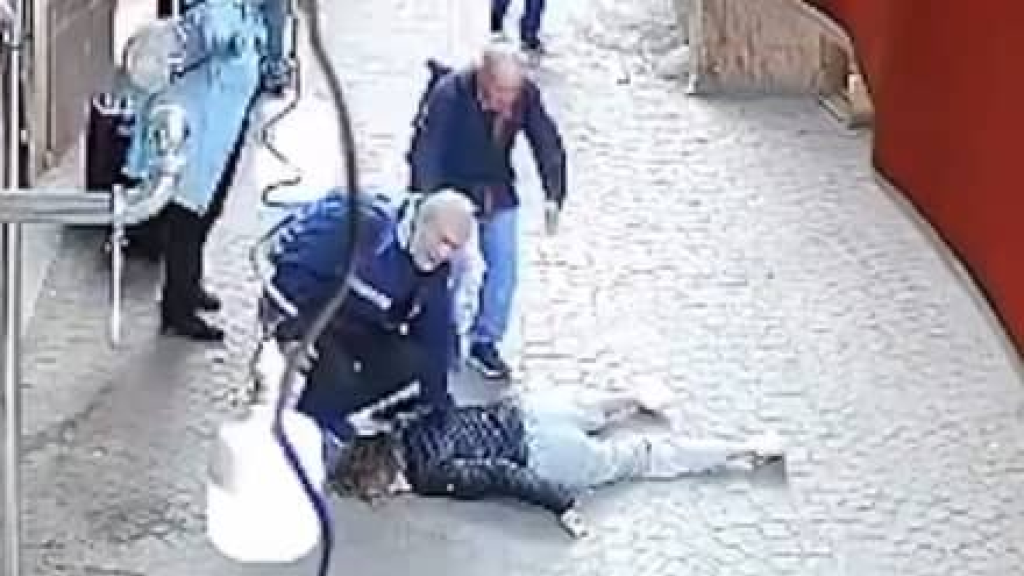 ( فيديو)..سائحة مسنة  تتعرض للصوص أثناء تجوالها  في احد أحياء مدينة مراكش