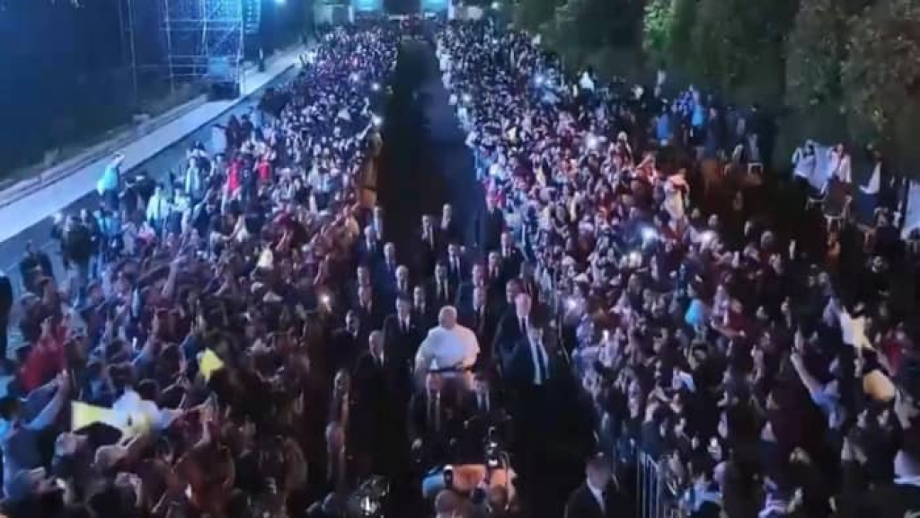 بالفيديو:بلا زجاج عازل.. البابا يحيي الشبيبة في بكركي!