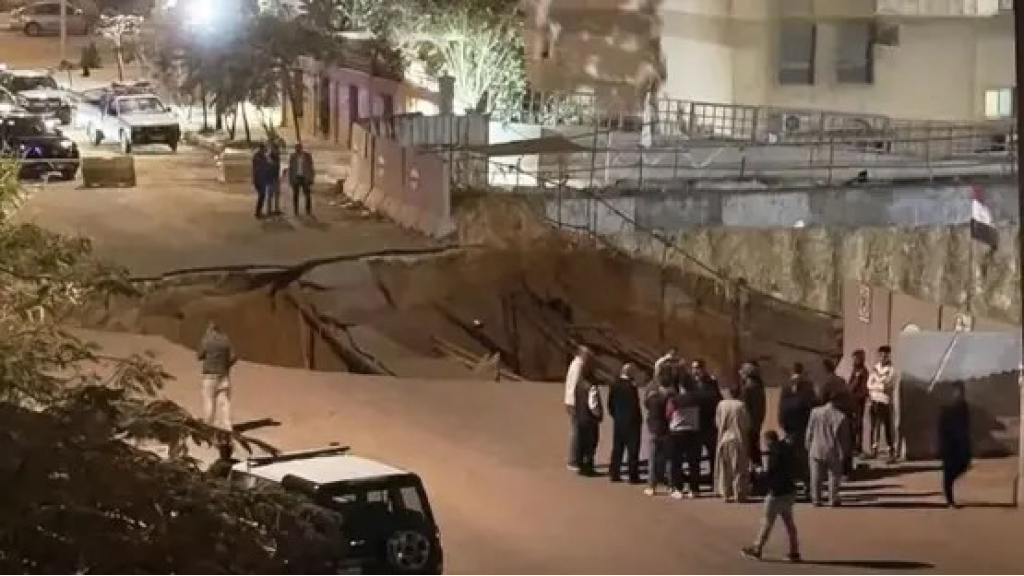 هبوط أرضي بالقاهرة الجديدة يثير ذعراً.. والسلطات تتحرك