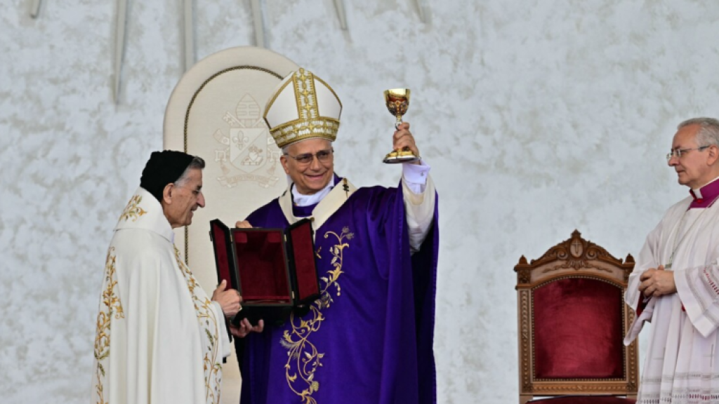 لحظة روحانية مميزة… البابا يقدّم هدية للراعي بعد القداس