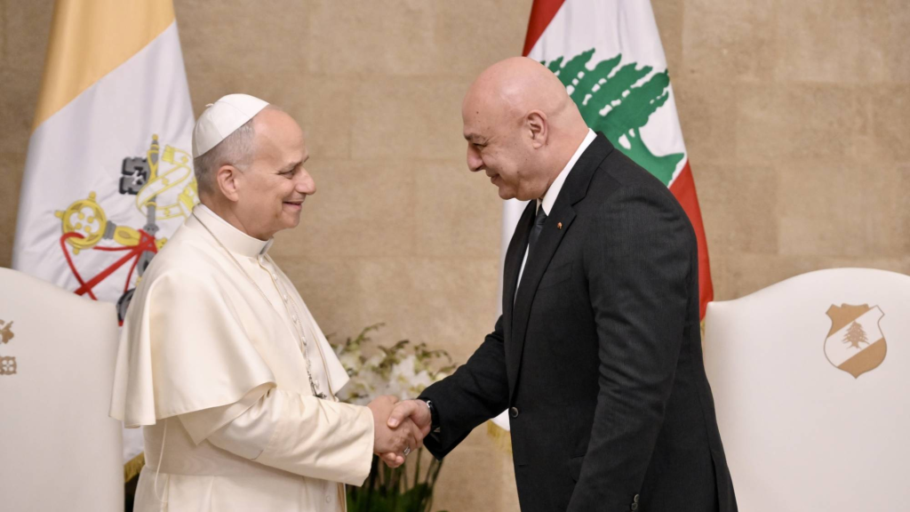 عون يودع البابا: سنجسّد رسالتكم..