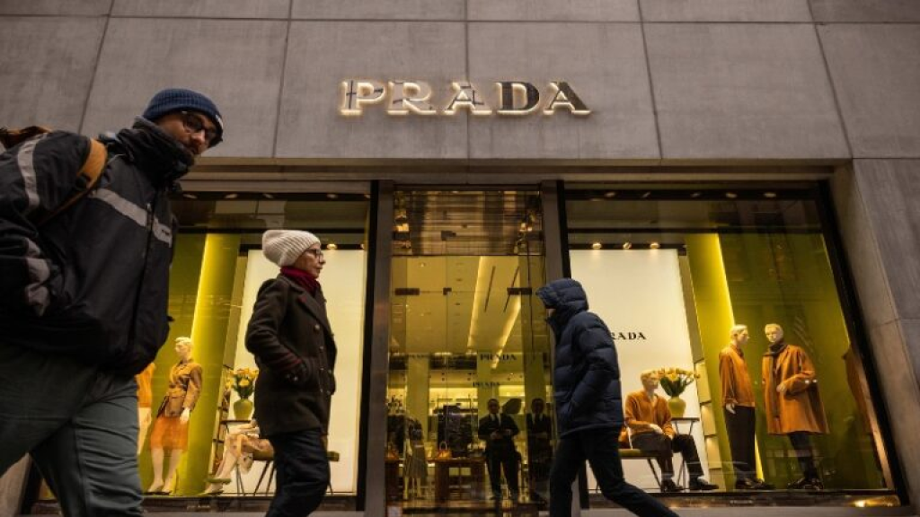 “PRADA” تشتري “VERSACE”!