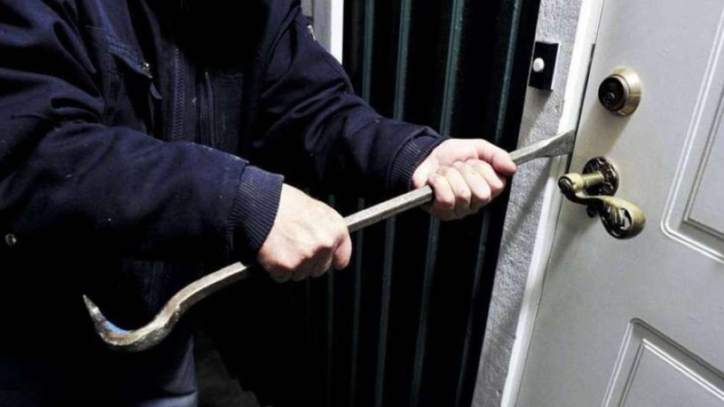 حادثة اقتحام مثيرة للدهشة.. ما فعله هذا الرجل غريب جداً