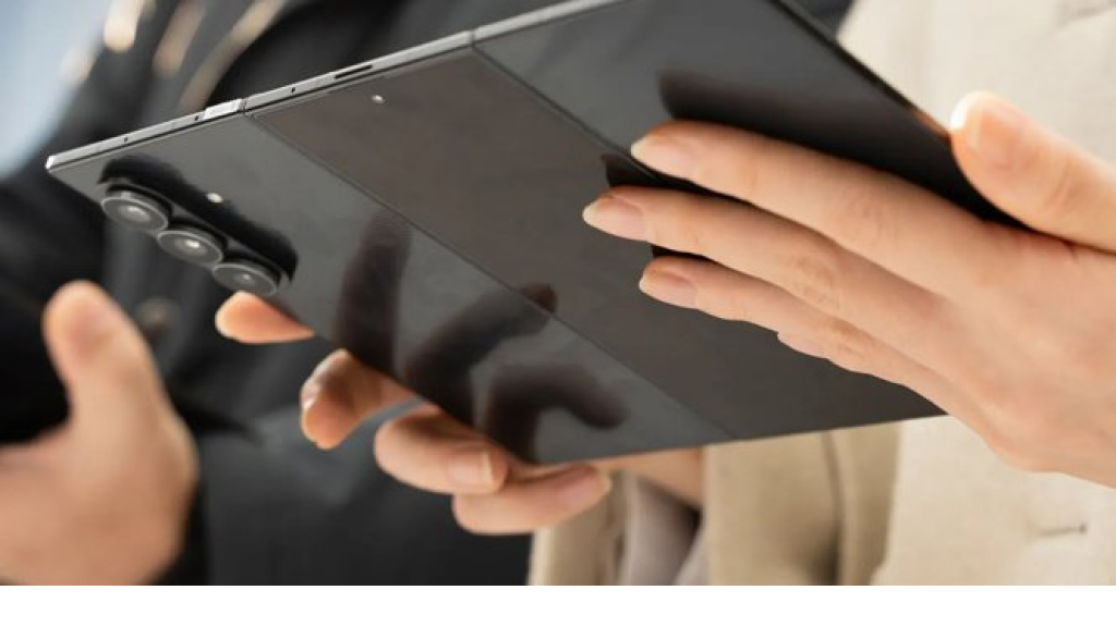 سامسونج تكشف عن أول هاتف ثلاثي الطي Galaxy Z TriFold