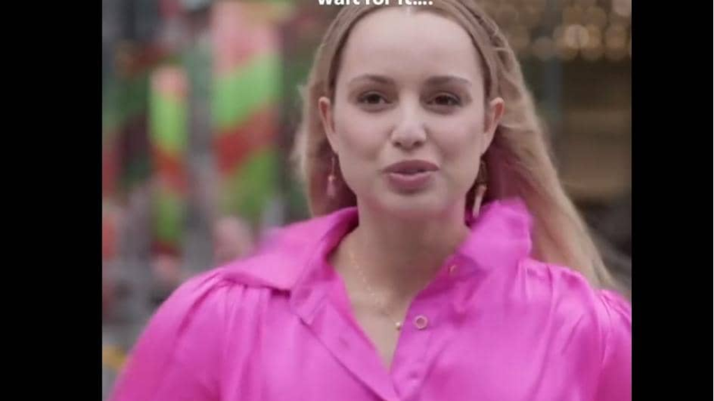 فيديو.. طائر يصطدم بوجه مراسلة تلفزيونية على الهواء