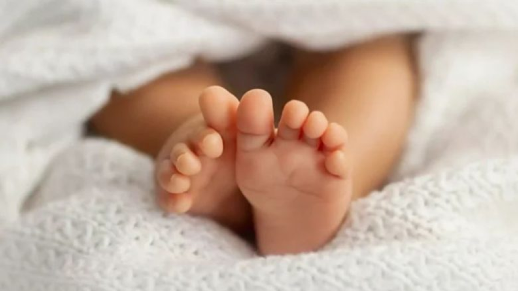 فضيحة بيع الأطفال تعود… طبيب يُزوّر الولادة وشبكات تخطف هويّة المواليد  