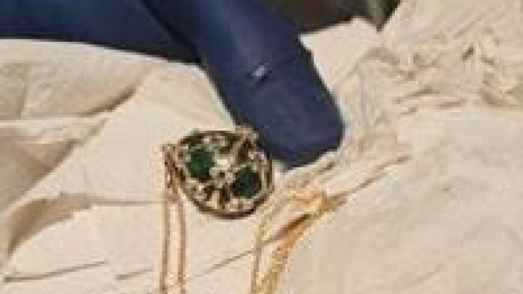 سرق قلادة وابتلعها.. متأثرا بأفلام جيمس بوند