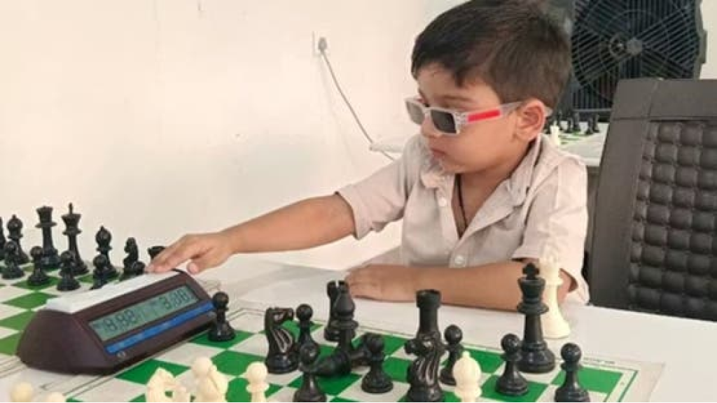 هندي يبلغ 3 سنوات يصبح أصغر مصنف في تاريخ الشطرنج (صور)